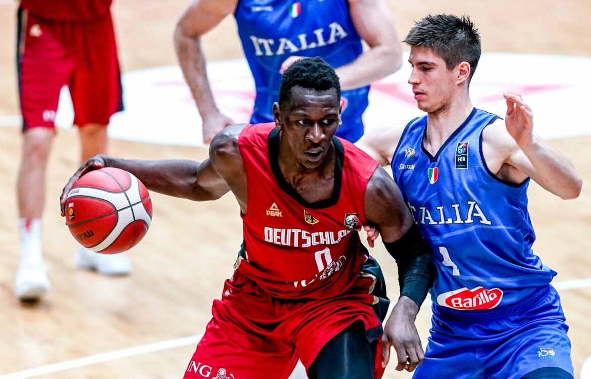 Deutsche Basketballer mit Isaac Bonga gegen Kroatien