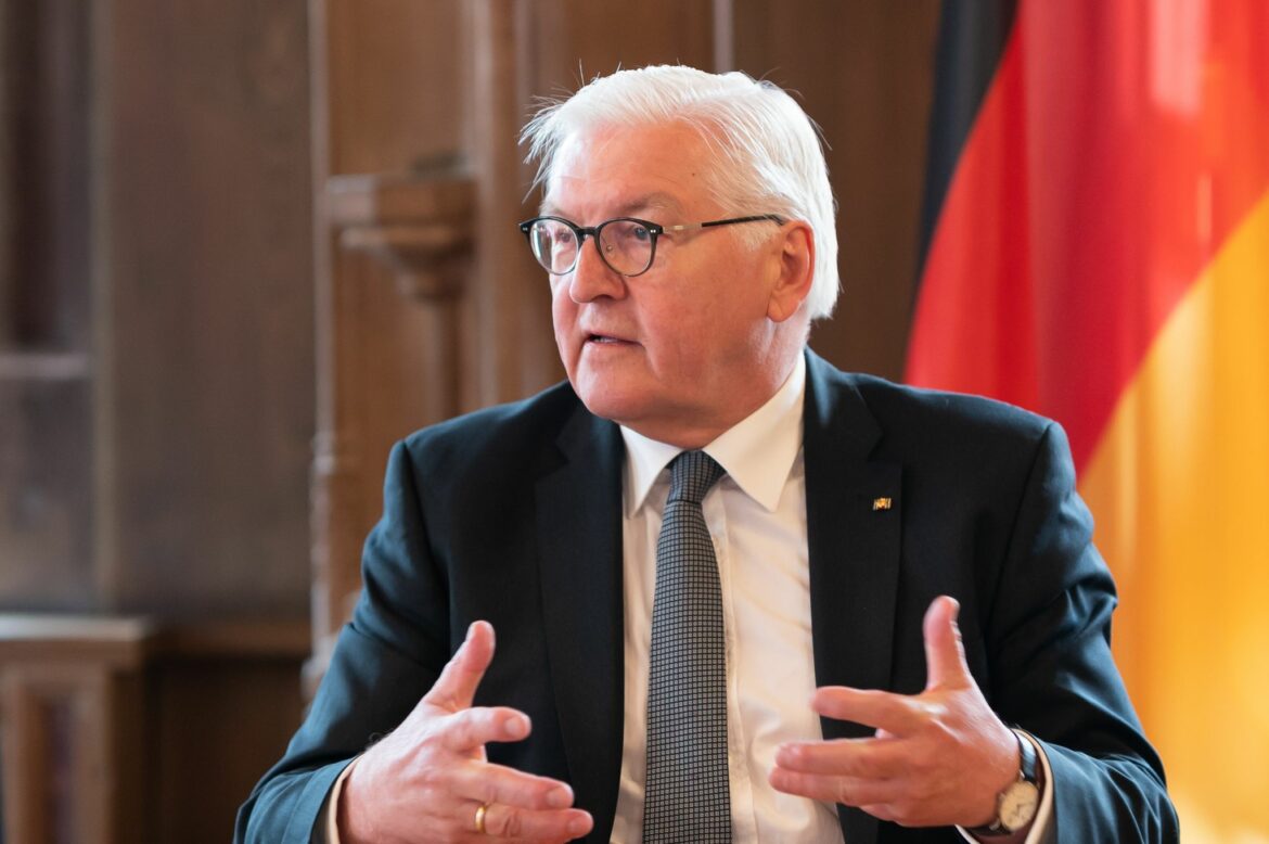 Bundespräsident Steinmeier beim EM-Auftakt der Basketballer