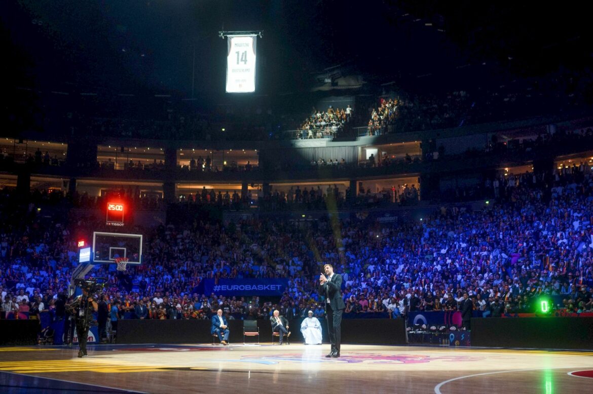 Nowitzki-Trikot mit Nummer 14 unters Hallendach gezogen