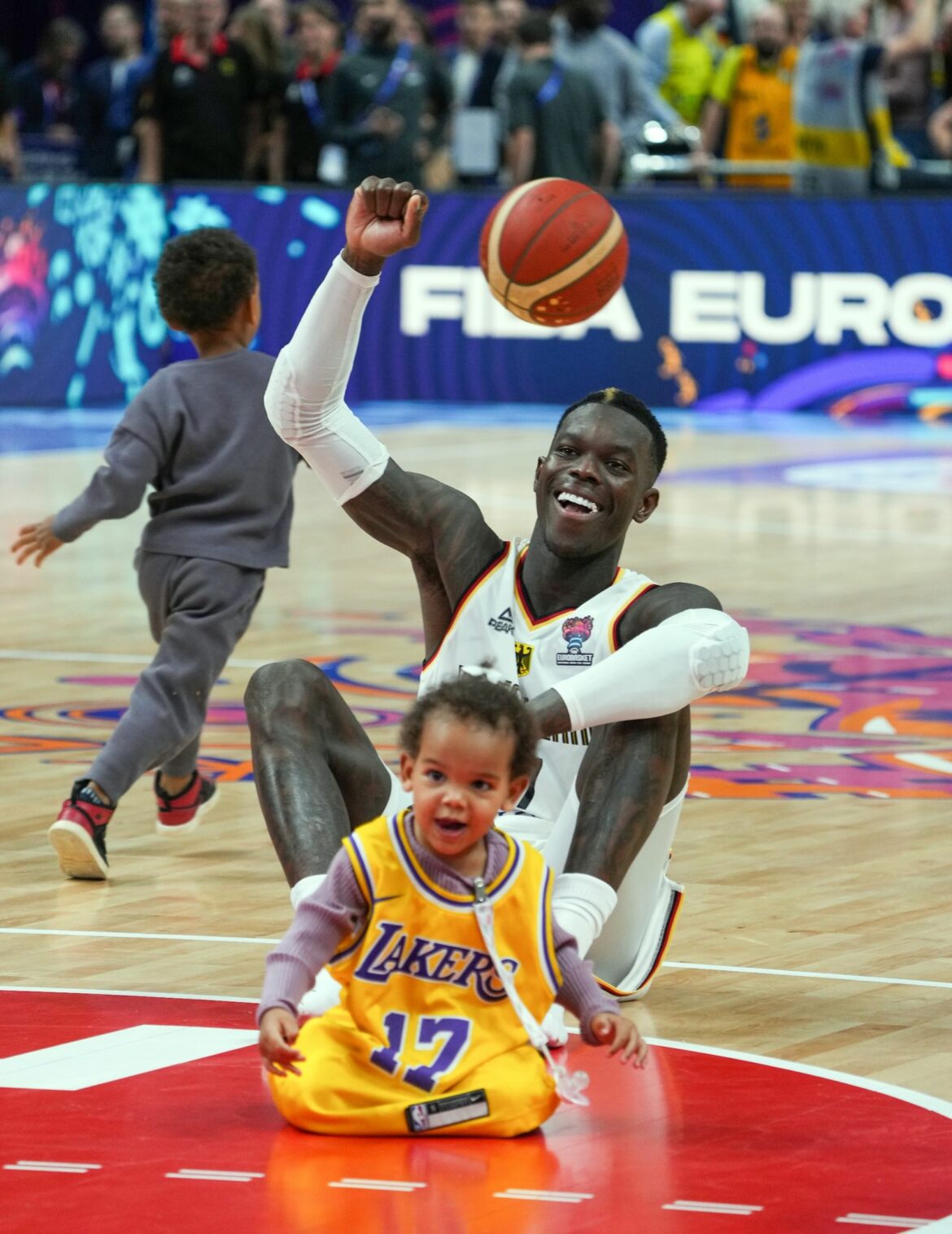 Basketball-Star Dennis Schröder zum dritten Mal Vater