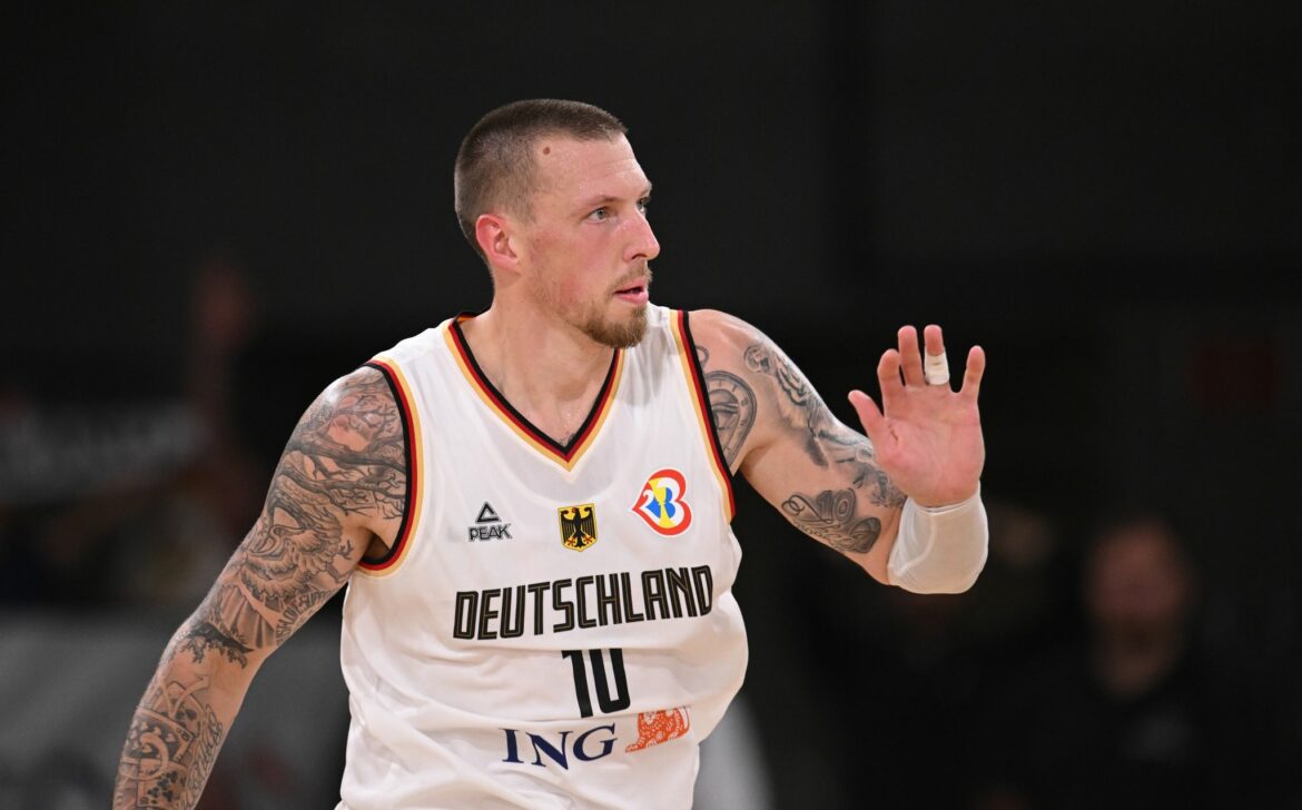 NBA-Star Theis besucht Training des VfL Wolfsburg